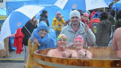 Bild: exb
Daumen hoch: Franziska Gmeiner (rechts) und Richard Hirmer (daneben) nahmen an der German Open im Eisschwimmen teil. Hinterher ging’s in den Wärmezuber bei angenehmen 35 bis 40 Grad. Tochter Franziska Hirmer und Roman Bäuml, Freund von Franziska Gmeiner, betreuten die beiden Sportler.