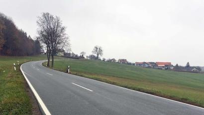 Bild: ü
Ursprünglich führte die Trasse über die Bergkuppe bei Wölkersdorf. Mit dem Aufkommen des motorisierten Straßenverkehrs wurde sie nach unten verlegt.