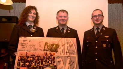 Bild: bey
Franz Kick (Mitte) führte 18 Jahre lang die Atemschutzgruppe der Feuerwehr Parkstein. Zur Erinnerung überreichten die neuen Gruppenführer Franziska Birkner und Markus Mages ein großes Foto.