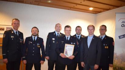 Bild: bnr
Für seine großen Verdienste um die Feuerwehr Oberköblitz wurde Hermann Schreyer (Mitte) zum Ehrenkommandanten ernannt. Zur Ehrung gratulierten (von links) Kreisbrandmeister Dieter Schweiger, zweiter Vorsitzender Franz Jungwirth, Kommandant Christian Demleitner, zweiter Kommandant Thomas Schwarz, Bürgermeister Konrad Kiener und Vorsitzender Markus Eichstätter.