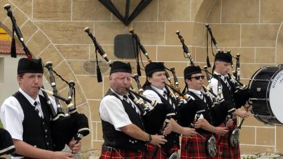 Bild: Hartl
Die Dudelsack-Kapelle „Rothesay and District Pipeband“ aus dem Partner-District Argyll & Bute war auch schon zu Gast im Landkreis. Im Sommer kommen Jugendliche aus Schottland zu Besuch, für die jetzt deutsche Partner gesucht werden, die ihnen die schönsten Ausflugsziele in der Gegend zeigen.