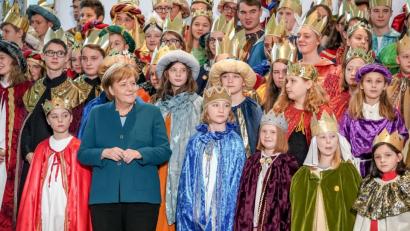 Bild: Michael Kappeler/dpa
Aus allen 27 deutschen Diözesen kommen jeweils vier Sternsinger ins Bundeskanzleramt. Keiner von ihnen war schwarz geschminkt. Doch ein Verbot dafür gab es nicht.