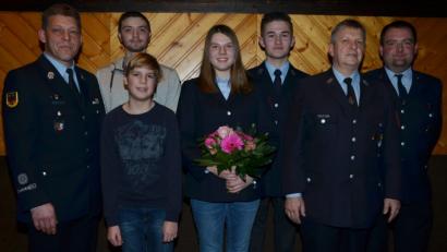 Bild: dob
Kreisbrandmeister Christian Demleitner aus Tännesberg (links) lernte die Waldauer Feuerwehrleute als sehr verantwortungsvolle und disziplinierte Gruppe kennen. Bei der Jahreshauptversammlung würdigte er dafür die Kommandanten Stefan Meyer (Zweiter von rechts) und Benjamin Janker (rechts) die zu Oberlöschmeistern befördert wurden. Madlen Koller (Mitte), Michael Lehner (Zweiter von links) und Tim Röbl (Dritter von rechts) gehören ab sofort zu den Aktiven und wurden ebenfalls zur Feuerwehrfrau oder Feuerwehrmann befördert. Neu ist Kilian Koller (vorne, links) in der Jugendgruppe.