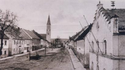 Repro: tu
So sah der Pleysteiner Marktplatz im Jahr 1919 aus. Wo seit 1923 das Kriegerdenkmal steht, war früher (vorderer Bildbereich) eine Brunnenanlage.