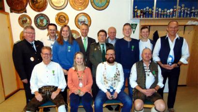 Bild: fnk
Stellvertretender Gauschützenmeister Wolfgang Moll (links) und Zweiter Bürgermeister Thorsten Grädler (Hinten, Vierter von links) gratulieren zusammen mit Schützenmeister Alfred Forster (hinten Mitte) den Würdenträgern und Vereinsmeistern. Neuer Jugendkönig ist Amelie Nutz (sitzend, Zweite von links), der Schützenkönig heißt Michael Nutz (Dritter von links).