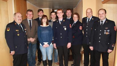 Bild: boj
Mit einer ziemlich jungen Mannschaft kann die Feuerwehr Niedermurach zuversichtlich in die Zukunft blicken. KBI Richard Fleck, Bürgermeister Martin Prey (von links) und die Kommandanten Gerhard Fleck und Wolfgang Pflug (von rechts) gratulierten (ab Drittem von links) David Niederalt, Sandra Urban, Thomas Pirzer, dem neuen Vorsitzenden Martin Prey junior, Michael Schneeberger und Martina Fronhofer zur Wahl.