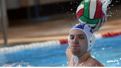 Bild: A. Schwarzmeier
Der Ausfall von Nikolaj Neumann trifft die Wasserballer hart. Im Training zog sich Neumann einen offenen Bruch des linken Daumens zu.