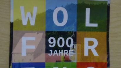 Bild: hou
Das Jubiläumsjahr beginnt: Wolfring wurde vor 900 Jahren erstmals urkundlich erwähnt. Dazu gibt es seit wenigen Tagen einen professionell gemachten Flyer, der den Programmablauf während der kommenden zwölf Monate beinhaltet.