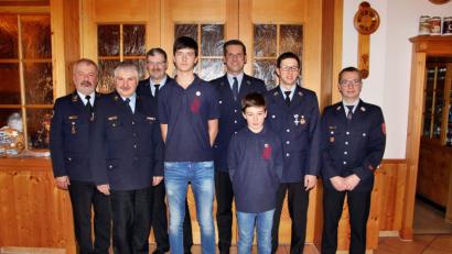 Bild: ds
Eingerahmt von Kreisbrandrat Fredi Weiß, Kreisbrandinspektor Hans Sperber, Vorsitzendem Günther Renner, Bürgermeister Roman Berr, Kommandant Norbert Sperber und Kreisbrandmeister Christian Meier (von links) ,fühlt sich der erfolgreiche Nachwuchs Maximilian Vomasta (Vierter von links) und Julian Sperber (Dritter von rechts) geehrt.