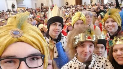 Bild: brü
Für den Instagram-Account des Bistums Eichstätt durfte ein Selfie der Ursensollener Sternsinger in Altötting nicht fehlen.