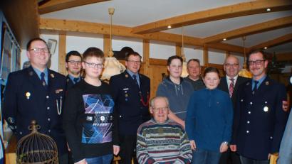 Bild: enz
Lorenz Werner (vorne, Mitte) zählt seit 70 Jahren zur Feuerwehr Hardeck-Sibyllenbad. Mit im Bild Vorsitzender Andreas Korndörfer und Bürgermeister Klaus Meyer (von rechts), Kommandant Markus Schwartling (links) sowie beförderte und neu aufgenommene Mitglieder.
