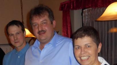 Bild: eib
Reinhard Kreuzer (Mitte) erhält durch zweiten SpVgg-Vorsitzenden Andi Böhm (links) und Vorstandsmitglied Evi Prögler die Ernennungsurkunde als Ehrenvorstand überreicht.