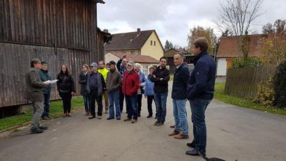 Bild: exb
Bei mehreren Ortsbegehungen und Arbeitskreissitzungen erarbeiteten die Kondrauer Bürger zusammen mit dem Planer sowie Vertretern des Amtes für Ländliche Entwicklung Oberpfalz und der Stadt Waldsassen Maßnahmen für die Dorferneuerung.