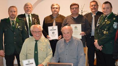 Bild: sck
Glückwünsche zu besonderen Auszeichnungen gelten (vorne, von links) Josef Wittmann und dem neuen Ehrenmitglied Hans Ziegler. Stehend von links Alexander Kroher, Gauschützenmeister Dietmar Beyer, Peter Gradl, Reinhold Wallner, Bürgermeister Joachim Neuß und Schützenmeister Josef Diertl.