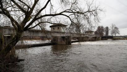 Bild: ch
Das Stauwehr Dachelhofen soll zurückgebaut werden. Stattdessen entsteht eine "raue Rampe", die für Fische und anderen Wasserlebewesen passierbar wäre. Die Stauhöhe bleibt erhalten.