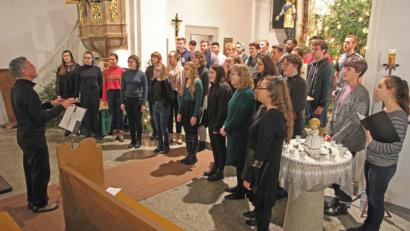 Bild: nm
Die jungen Leute verzaubern die Zuhörer in der evangelischen Pankratiuskirche. Der Chor aus Minnesota (USA) erntet für die Vorträge viel Applaus.