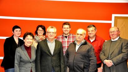 Bild: es
Hans Maier (vorne, Mitte) ist der neue Kirchenpfleger, rechts von ihm Hubert Schönberger, links von ihm Gerti Braun. Hintere Reihe von links: Diana Völkl, Ramona Beer, Josef Schneider, Josef Hartinger und Pfarrer Wilhelm Bauer.