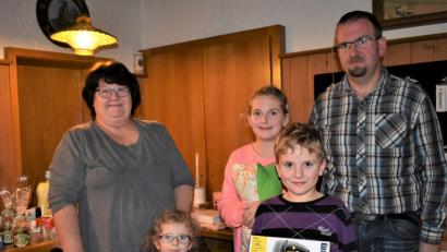 Bild: rgr
Stefan Brändl (von rechts) führte die Preisverteilung für das Nussschießen durch. Mit dabei waren Felix und Leonie, Glücksfee Anna und zweite Schützenmeisterin Elisabeth Werner.