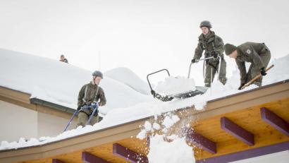 Bild: Franz Neumayr/Leo/LMZ/dpa
Das österreichische Bundesheer ist im Bundesland Salzburg zu Assistenzeinsätzen wegen des anhaltenden Schneefalls gerufen worden.