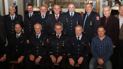 Bild: Dobmeier
Bei der Feuerwehr Frauenricht fungiert der bisherige Kommandant Roland Weismeier (Zweiter von rechts sitzend) als neuer Vorstand und neuer Kommandant ist Thomas Weismeier (sitzend Zweiter von links).