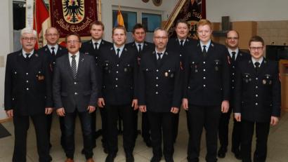 Bild: njn
Kommandant Bernhard Schmidt (Vierter von rechts) spricht bei der Generalversammlung zahlreiche Beförderungen aus und ehrt Feuerwehrmänner für langjährige Dienstzeit. Mit auf dem Bild (von links) Feuerwehrvorsitzender Albert Vollath, stellvertretender Kommandant Wolfgang Gruber, Bürgermeister Hans Donko sowie (von rechts) Schriftführer Benjamin Schlicht und zweiter Vorsitzender Tobias Bollmann.