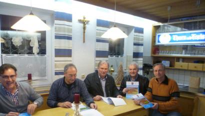 Bild: sat
Unter dem Motto „Unsere Heimat Kulmain“ präsentieren CSU-Ortsvorsitzender Günter Kopp (Zweiter von rechts) sowie der Vorstandsmitglieder Dietmar Scherer, Josef Gößner, Albert Sollfrank und Kurt Scharf (von links) den neuen Veranstaltungskalender.