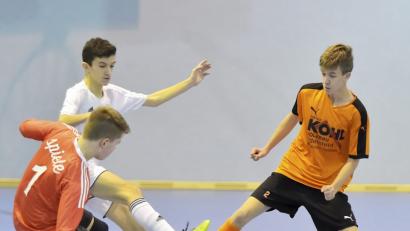 Bild: Hubert Ziegler
Tormann und Verteidiger der SpVgg Landshut vereiteln die Chance der JFG Obere Vils im Halbfinale. Der Gastgeber verlor mit 0:1, sicherte sich dann aber mit einem 1:0-Sieg gegen den SV Raigering den dritten Platz bei den U15-Junioren.