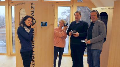 Bild: awo
„Wie klingt die Oberpfalz?“ – Die Ausstellung des Bezirks Oberpfalz ist bis 28. Februar 2019 in der ArchaeoWerkstatt jeden Sonntag von 14 bis 17 Uhr kostenlos zu besichtigen. Die Knopfstadt ist die 25. Station dieser Ausstellung, wozu Bezirksheimatpfleger Dr. Tobias Appl und der Vorsitzende des Vereins „Via Carolina – Goldene Straße e.V.“, Alfred Wolf gemeinsam mit Carina Wagner und Ida Petioka die Stationen testeten und die Besucher einladen.
