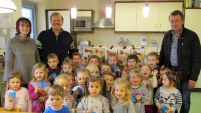 Bild: hm
Die beiden Vorsitzenden des Obst- und Gartenbauvereins Pfreimd, Reinhold Kumeth und Herbert Rassmann, versorgten die beiden Kindergärten mit Apfelsaft.