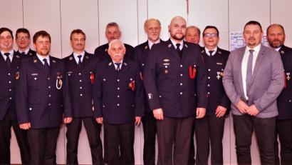 Bild: arw
Die neue Vorstandschaft der Feuerwehr Störnstein mit Hubert Meiler, Bürgermeister Markus Ludwig, Thomas Kraus (neu), Matthias Meiler, Vorsitzenden Johannes Meiler (neu), zweiter Vorsitzender Franz Kriechenbauer, Manfred Wilde (hinten) Johann Müller, Bernhard Kneidl, Kommandant Wolfgang Meiler Bernhard Meier (neu) und stellvertretender Kommandant Marius Schmid (von rechts).