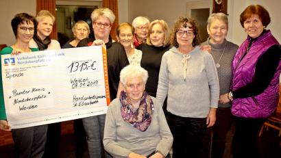 Bild: R. Kreuzer
Anja Schricker vom Bunten Kreis (links) nimmt die Spende von Birgit Sittl (Vierte von linsk) und den Damen der Strick- und Handarbeitsgruppe entgegen.