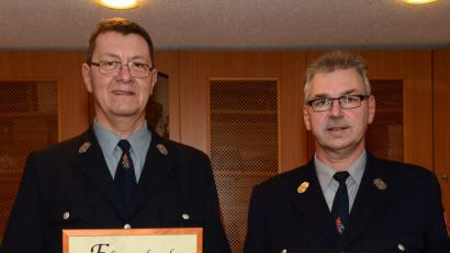 Bild: bey
Karl Bodensteiner (links) ist neues Ehrenmitglied, Thomas Sommer neuer Ehrenvorsitzender der Feuerwehr Schirmitz.
