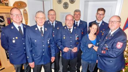 Bild: hai
Für 30 Jahre im aktiven Dienst ehrt Kommandant Thomas Hartmann (rechts) seinen Stellvertreter Oliver Hösl (Vierter von links) und für zehn Jahre Jenny Hösl (Dritte von rechts). Dieter Schumann (Zweiter von links) verabschiedet er nach 30 Jahren Dienstzeit. Ihnen danken gratulieren auch Vorsitzender Jürgen Kaufmann, Kassier Konrad Walter, Kreisbrandmeister Karlheinz Sehnke und Jugendwart Martin Heier (von rechts).