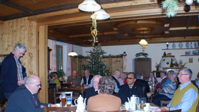 Bild: enz
Alois Männer als Vertreter der Gemeinde Leonberg, Bürgermeister Klaus Meyer, Pfarrer Hans Junker und Pfarrer George Parankimalil (von links) beim gut besuchten Seniorennachmittag im Gasthaus Eckstein.