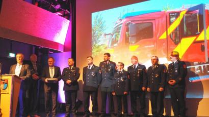 Bild: ua
Bürgermeister Franz Mädler, seine Stellvertreter Norbert Schmid und Josef Schmaußer (von links) überreichten den Kommandanten der sechs Gemeinde-Wehren ein signiertes Gemeindebuch (ab Vierter von links): Thorsten Michel (Ursensollen), Christoph Staudte (Hohenkemnath), Anton Meier (Thonhausen), Richard Trummer (Zant), Ludwig Hauer (Hausen) als Vertreter von Bernd Dechant. Auch Kreisbrandrat Fredi Weiß würdigte den Einsatz.