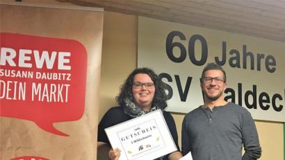 Bild: hl
Doppeltes Glück für Nathalie Pinzer: Beim Taubenmarkt des Fördervereins gewinnt sie die beiden Hauptpreise, die ihr Vorsitzender Stefan Kuchenreuther in Form von Gutscheinen überreicht.