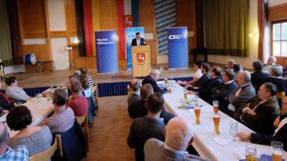 Bild: u
Sehr gut besucht war der 35. CSU-Dreikönigsfrühschoppen. Bürgermeister Hermann Falk (am Rednerpult) machte in seiner Ansprache die Vorzüge Hirschaus deutlich, die die Stadt zu einem liebenswerten Stück Heimat machen.