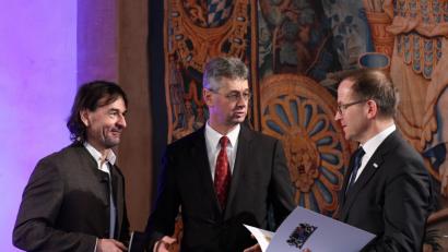 Bild: Andreas Gebert
Ramon Gomez-Islinger (links) nimmt seine Schulsport-Verdienstmedaille von Kultusminister Michael Piazolo (Mitte) und Jörg Ammon, Präsident des Bayerischen Landes-Sportverbands, entgegen.