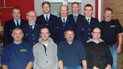 Bild: Schmola, Werner
Die Feuerwehr Klobenreuth setzt weiterhin auf ihren Vorstandschaft um Martin Spörer (hinten, links) und Kommandant Robert Gruber (hinten, Mitte).