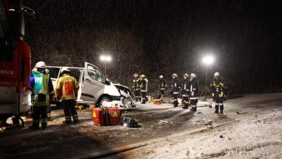 Bild: jma
Der Fahrer eines Kleintransporters wurde in seinem Fahrzeug eingeklemmt.