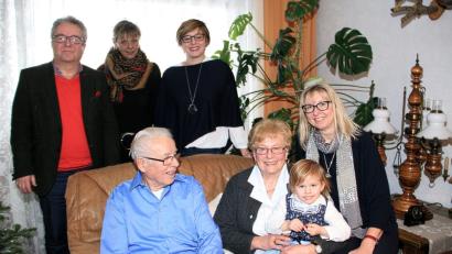 Bild: wro
Renate Sturm freut sich über viele Glückwünsche. Im Bild (sitzend von links) Ehemann Wilhelm, die Jubilarin Renate Sturm, Enkelin Franziska und Tochter Daniela; dahinter Bürgermeister Toni Dutz, Renate Sturms Schwester Dorit und Schwiegertochter Kathrin.