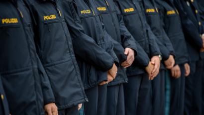 Symbolbild: Matthias Balk/dpa
Am Mittwoch wurde der erste Arbeitsbericht zur Evaluation des umstrittenen bayerischen Polizeiaufgabengesetzes (PAG) vorgestellt.