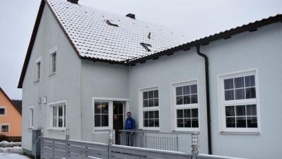 Bild: lue
Die Schützengesellschaft 1898 Thumsenreuth braucht einen neuen Pächter für ihre Gaststätte. Erster Vorsitzender Heinz Kraus (rechts) und Vorstandsmitglied Herbert Mattes zeigen die Terrasse, die in den Gastronomiebetrieb integriert werden kann.