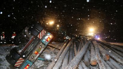 Bild: rw
Auf der B22 bei Wirbenz kippt der Auflieger eines Langholztransporters um.