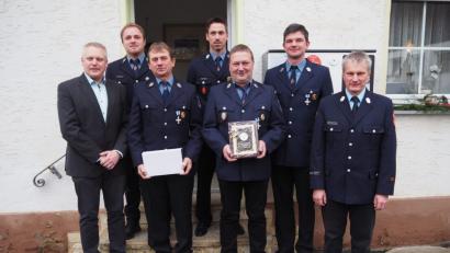 Bild: wmi
90 Jahre Feuerwehrdienst haben Matthias Seemann aus Sassenreuth, Johann Brütting aus Metzlasreuth (Zweiter und Dritter von links) und Thomas Diertl aus Sassenreuth (Dritter von rechts) bisher zusammengerechnet geleistet. Kreisbrandmeister Rainer Kopp, Vorsitzender Stefan Lindner (von rechts), Kommandant Jürgen Adelhardt (Mitte) und Bürgermeister Jürgen Kürzinger (links) danken ihnen für ihren langjährigen vorbildlichen Einsatz.