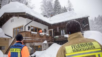 Bild: Bernd März/dpa
Feuerwehrmänner schaufeln in Buchenhöhe Schnee vom Dach eines Hauses. Nach starkem Schneefall sitzen bei Berchtesgaden rund 350 Menschen fest.