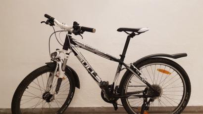 Bild: piam
Dieses Mountainbike lässt ein Dieb auf einem Hof in Süß zurück.