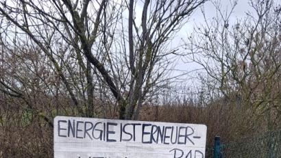 Bild: gi
„Energie ist erneuerbar – Heimat nicht!“ Mit diesen Transparenten fordert die BI die Gemeinde auf, das Vorhaben der Errichtung von Windkraftanlagen auf dem Bromberg aufzugeben.