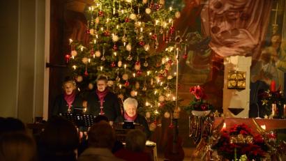 Bild: bey
Das Trio "Z'sammg'stimmt" kommt in der Michaelskirche gut an.