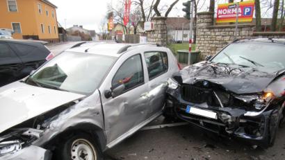 Bild: Polizei/exb
Da hat es ganz schön gekracht: Die beiden Autos haben wohl nur noch Schrottwert.
